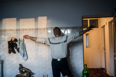 Een man danst op lokale volksliederen in zijn keuken na een lange dag van lopen en landbouwwerk