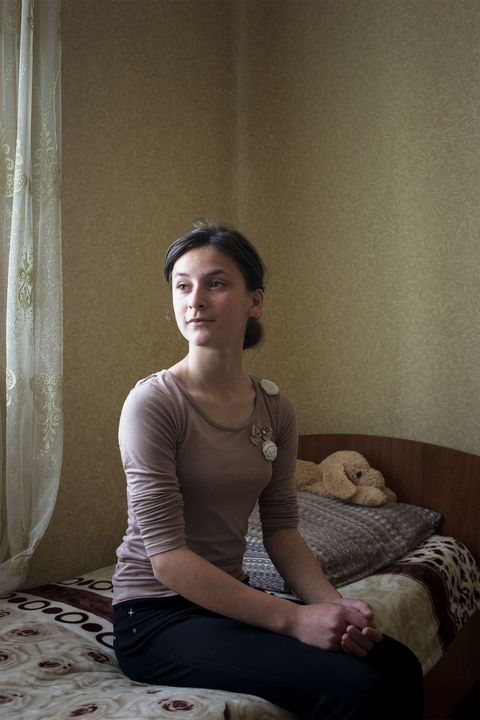 Aniuta een leerling van Albert Farkhativ geniet van een moment van rust op haar kamer in Ogni