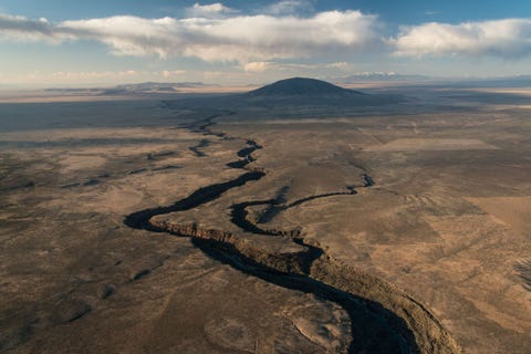 Rio Grande del Norte Dit park werd op 25 maart 2013 door president Obama in noordelijk New Mexico ingesteld Het nationale monument beslaat 980 vierkante kilometer en omvat ruim 3000 meter hoge vulkanische bergen grasland en diepe rivierkloven naast rijke archeologische collecties van indiaanse voorwerpen het Taosplateau en een centrum voor geologisch en vulkanologisch onderzoek Het gebied maakt ook deel uit van een belangrijke trekroute voor Canadese ganzen kolibries Canadese kraanvogels reigers en kluten