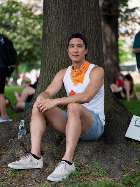 Clem Ayeung 33 komt uit Minnesota woont nu in Washington DC en heeft zich als vrijwilliger gemeld op een plek waar protestborden worden gemaakt De solidariteit die je hier hebt en het uiten van de boodschap zijn heel belangrijk zei Ayeung