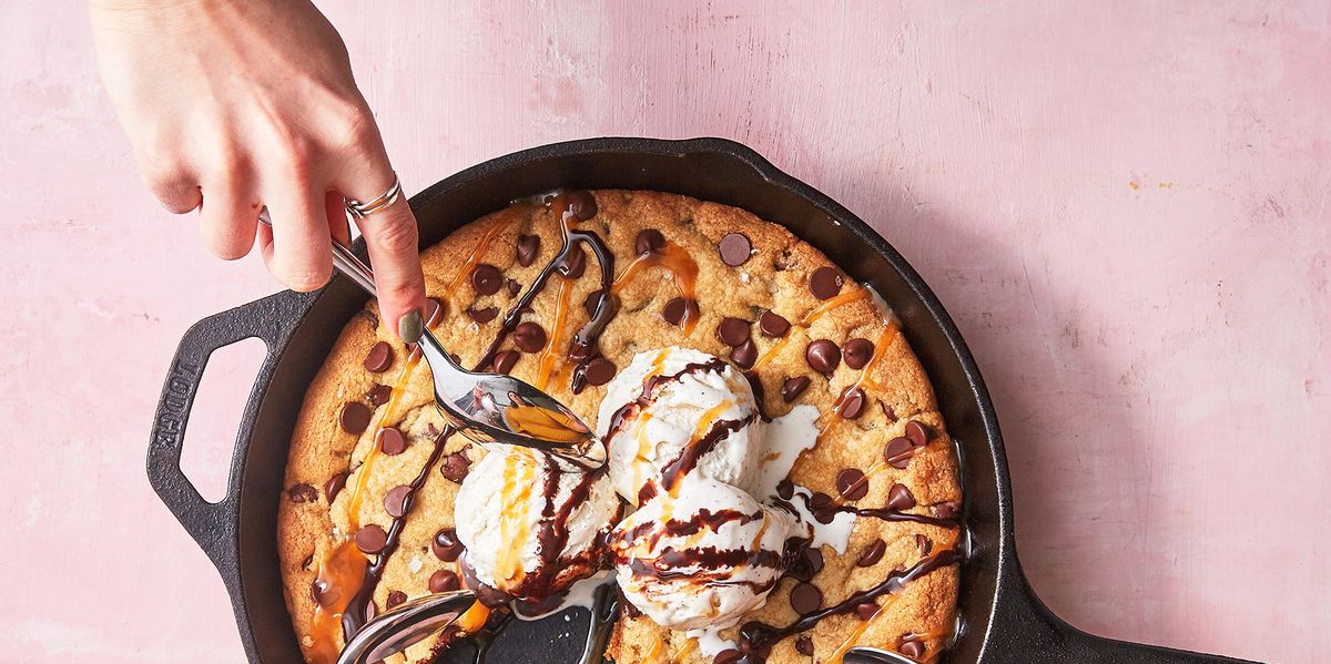 https://hips.hearstapps.com/hmg-prod/images/190201-skillet-chocolate-cookie-372-1549778851.jpg?crop=0.757xw:0.567xh;0.0865xw,0.159xh&resize=1200:*