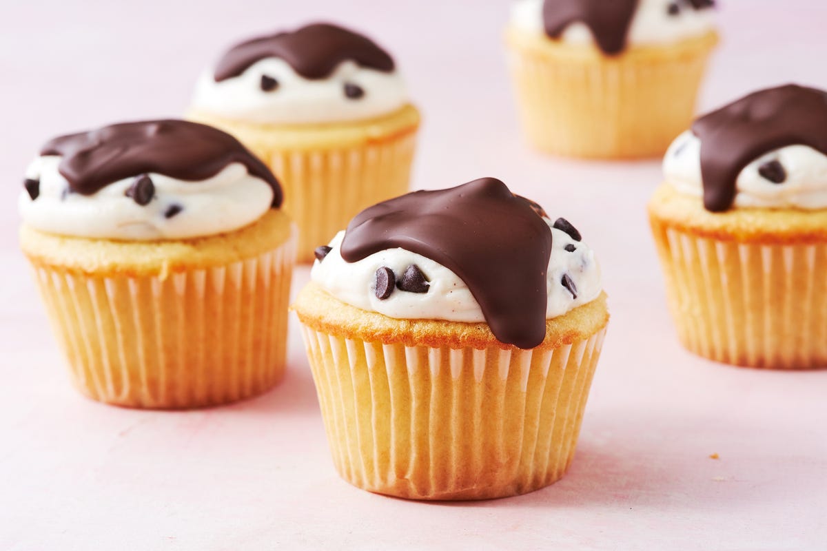 preview for If You Love Cannoli, You Need To Try These Cannoli Cupcakes