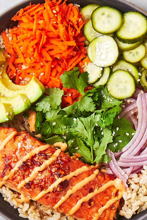 https://hips.hearstapps.com/hmg-prod/images/190326-spicy-salmon-bowl-horizontal-1556024100.png?crop=0.633xw:0.947xh;0.0401xw,0.0240xh&resize=980:*