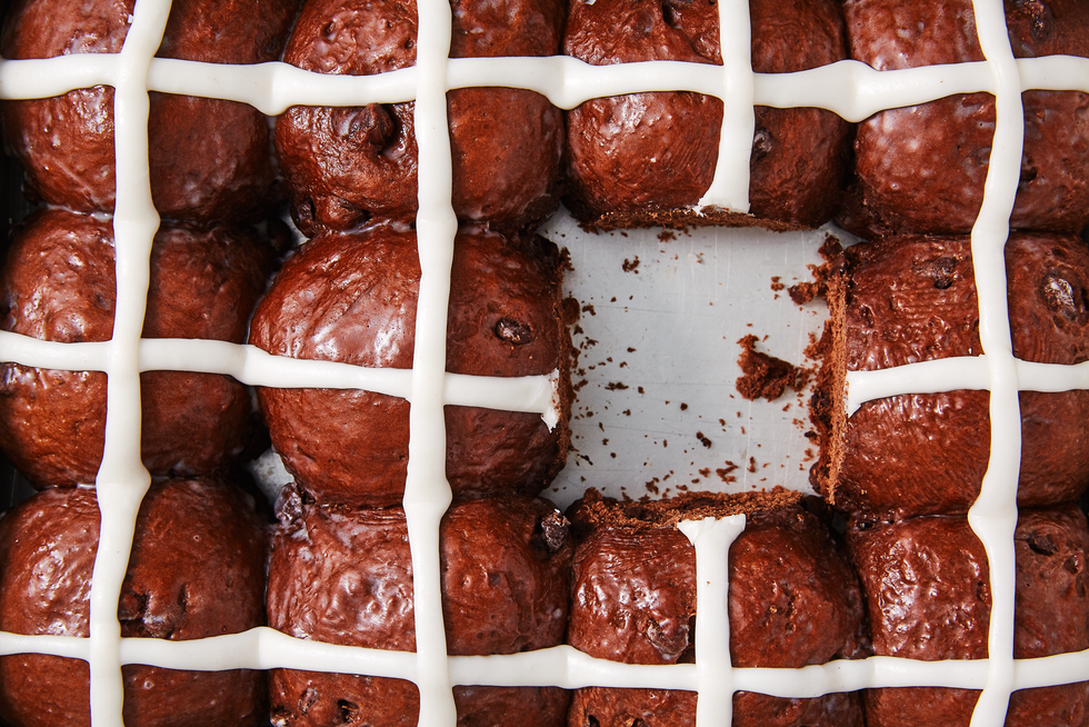 chocolate hot cross buns delishcom