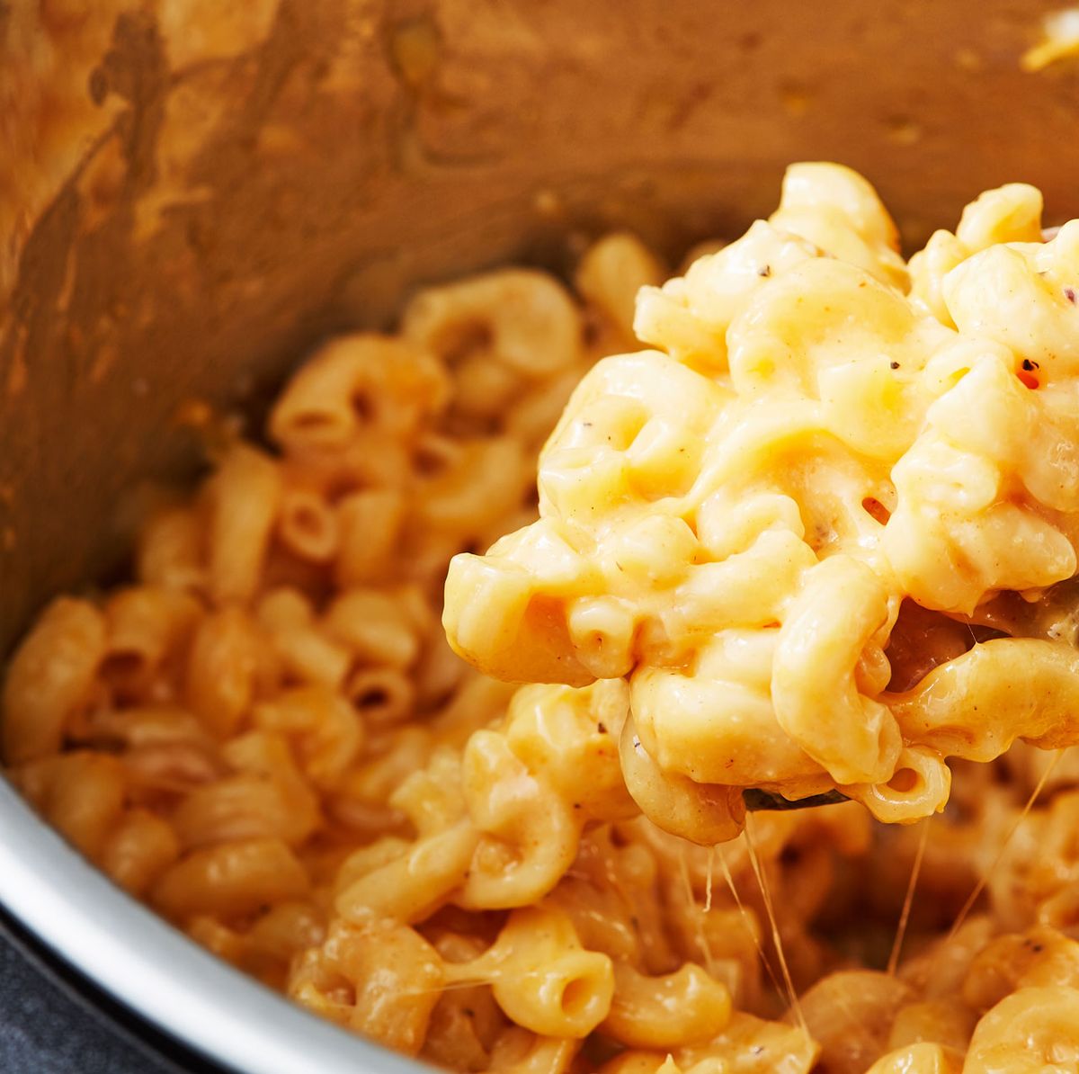 https://hips.hearstapps.com/hmg-prod/images/190402-instant-pot-mac-and-cheese-horizontal-151-1555104888.jpg?crop=0.670xw:1.00xh;0.300xw,0&resize=1200:*