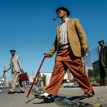 Brotherhoodleden wandelen door het township Weltevreden Valley North in Kaapstad De heren kleden zich in pantsula een dans en kledingstijl die teruggaat tot de jaren van de apartheid