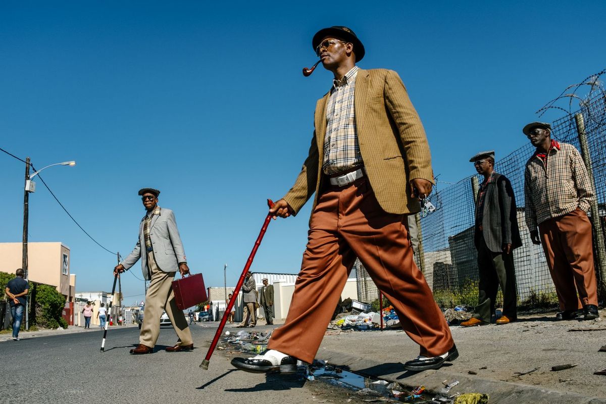 Brotherhoodleden wandelen door het township Weltevreden Valley North in Kaapstad De heren kleden zich in pantsula een dans en kledingstijl die teruggaat tot de jaren van de apartheid