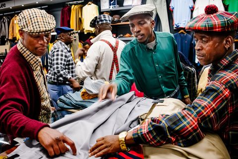 Bongani Jantjies 30 midden en vrienden lopen broeken na op fabricagefoutjes in de winkel American Clothing Die kopen ze dan met korting