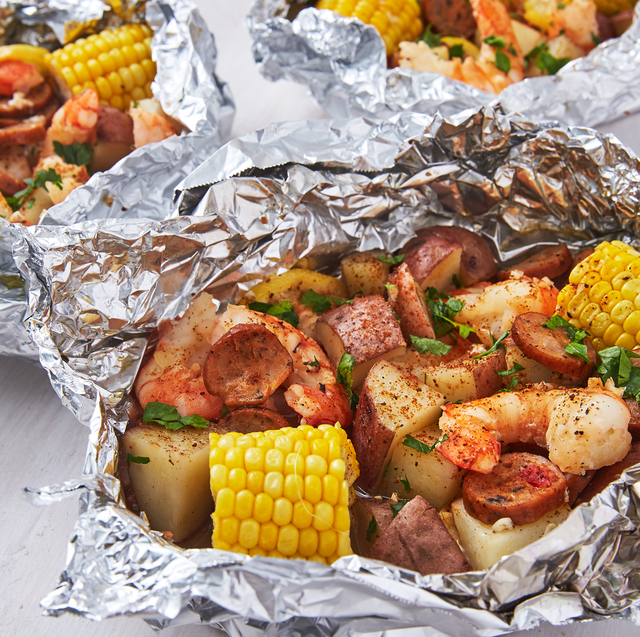 https://hips.hearstapps.com/hmg-prod/images/190510-shrimp-boil-foil-packets-071-horizontal-1652990135.png?crop=0.669xw:1.00xh;0.234xw,0&resize=640:*
