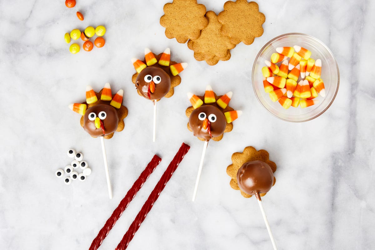 Thanksgiving is this weekend!! Make these adorable turkey cake pops using  @mylittlecakepopmolds Snowman Mold! You can repurpose the shape…