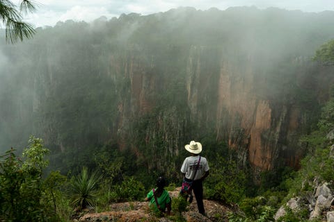 Ceferino Gonzlez en zijn zoon Licho pauzeren op hun trektocht door de Sierra Madre Occidental een uitgestrekte bergketen die langs de westkust van Mexico loopt Ik mis het echt om naar afgelegen streken in mijn land te reizen en er de mensen en hun verhalen tradities en manier van leven te leren kennen zegt fotograaf Csar Rodrguez