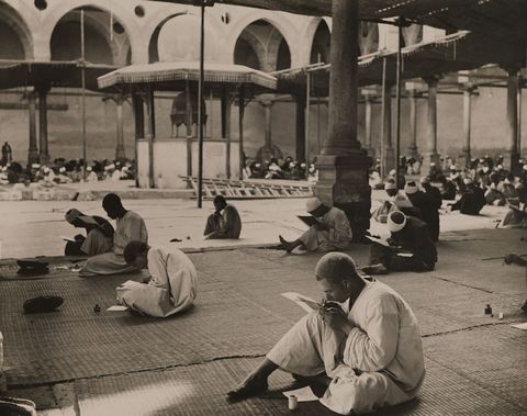 Studenten maken een examen in een moskee in Egypte in 1922 Deze foto is oud maar de moskee van Amir Altinbugha alMaridani is nog veel ouder   het gebouw dateert uit 1340