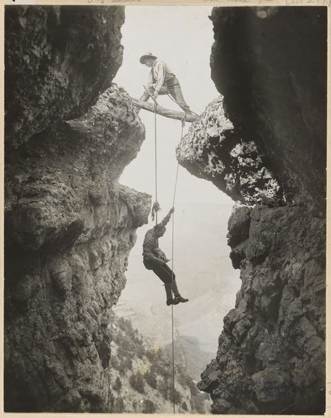 In de Grand Canyon tuigen de broers Emroy en Ellsworth Kolb een touwsysteem om 55 meter lager naar een richel te zakken Als er iets misgaat dan valt de cameraman ruim 90 meter De broers brachten hun leven door als Grand Canyonfotografen met hun studio aan de rand van de kloof De exacte datum van deze foto is onbekend maar hij zou al in 1911 genomen kunnen zijn