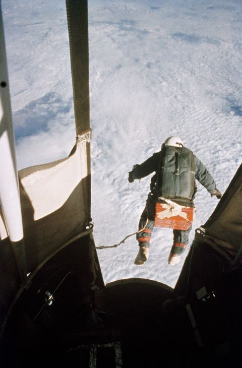 In 1960 vestigde de Amerikaanse luchtmachtkapitein Joseph Kittinger Jr het record voor de hoogste parachutesprong met een sprong vanaf ruim 31 kilometer hoogte en een landing in New Mexico National Geographicfotograaf Volkmar Wentzel legde het moment vast waarop Kittinger aan zijn val begon Het record hield tot 2012