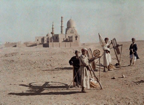 Dit autochroom van jongens die spelen in Egypte dateert uit het begin van de 20e eeuw Het maken van een autochroom was een omslachtig proces dus de meeste fotos waren in scene gezet en stilstaand Het is mogelijk dat deze spontanere autochroom werd gemaakt door de sterke Egyptische zon die de juiste hoeveelheid licht bood voor een sneller proces