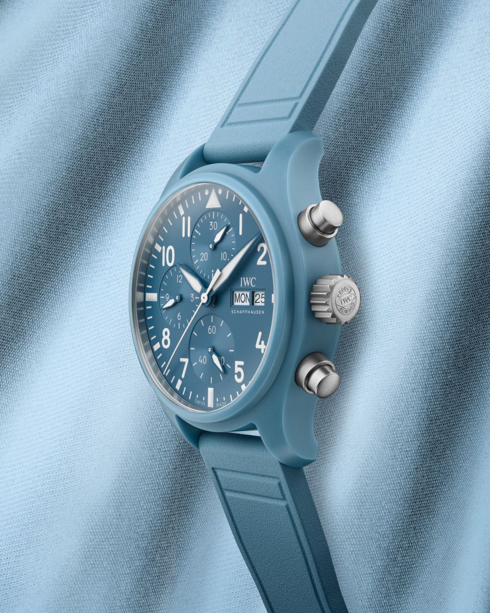 IWC「トップガン」シリーズの新作は、夏空のように爽快なライト