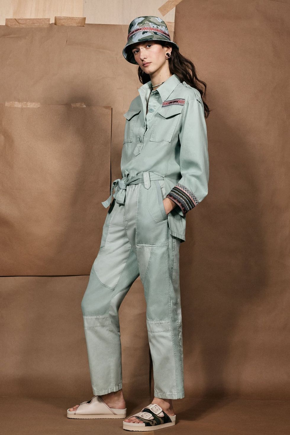 La nueva colección de Zara SRPLS tiñe el look militar de blanco (también el  de los más pequeños)