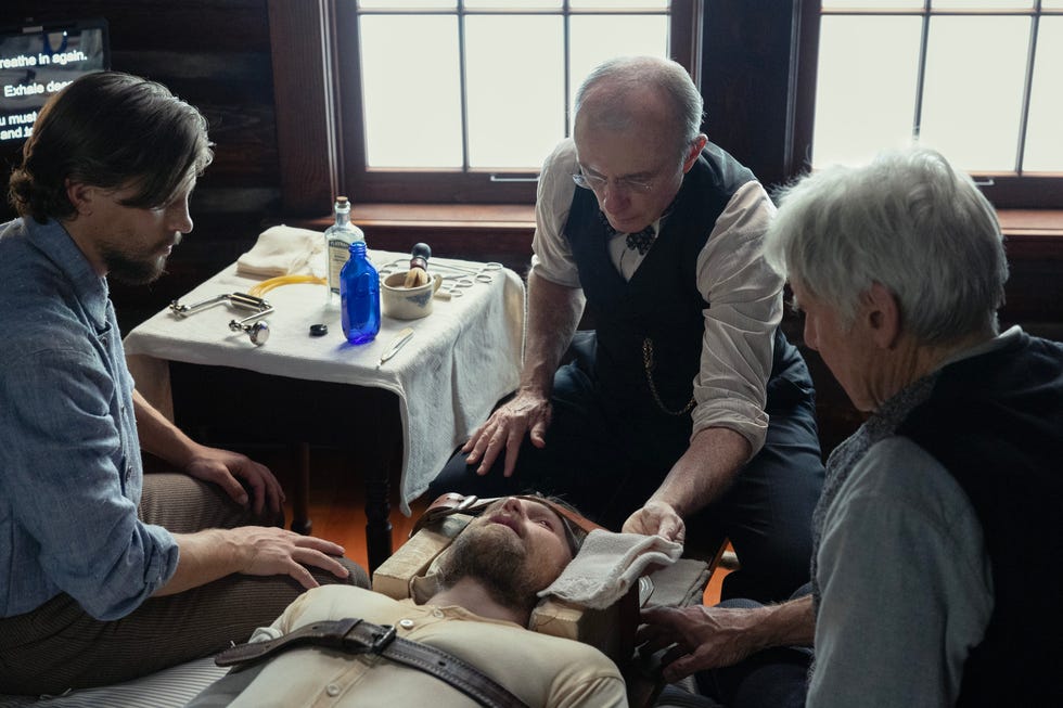 L a r Darren Mann as Jack Dutton, Brian Geraghty as Zane, Mark Daneri as dr. Miller and Harrison Ford as Jacob Dutton in season 2, episode 4 of 1923 transmitting in Paramount+. Photo credit: Bring Patton/Paramount+