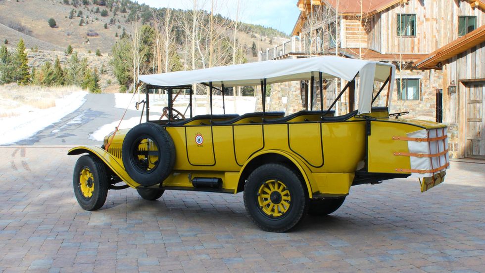 1925 model putih 1545 bus wisata batu kuning