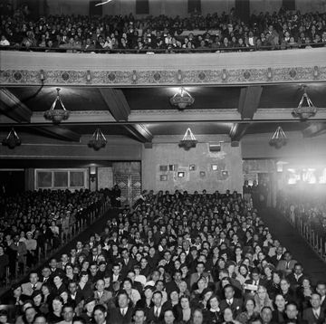 1930s packed full house