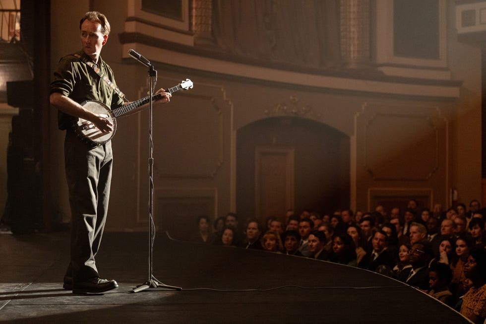 performance with a banjo on stage in front of an audience