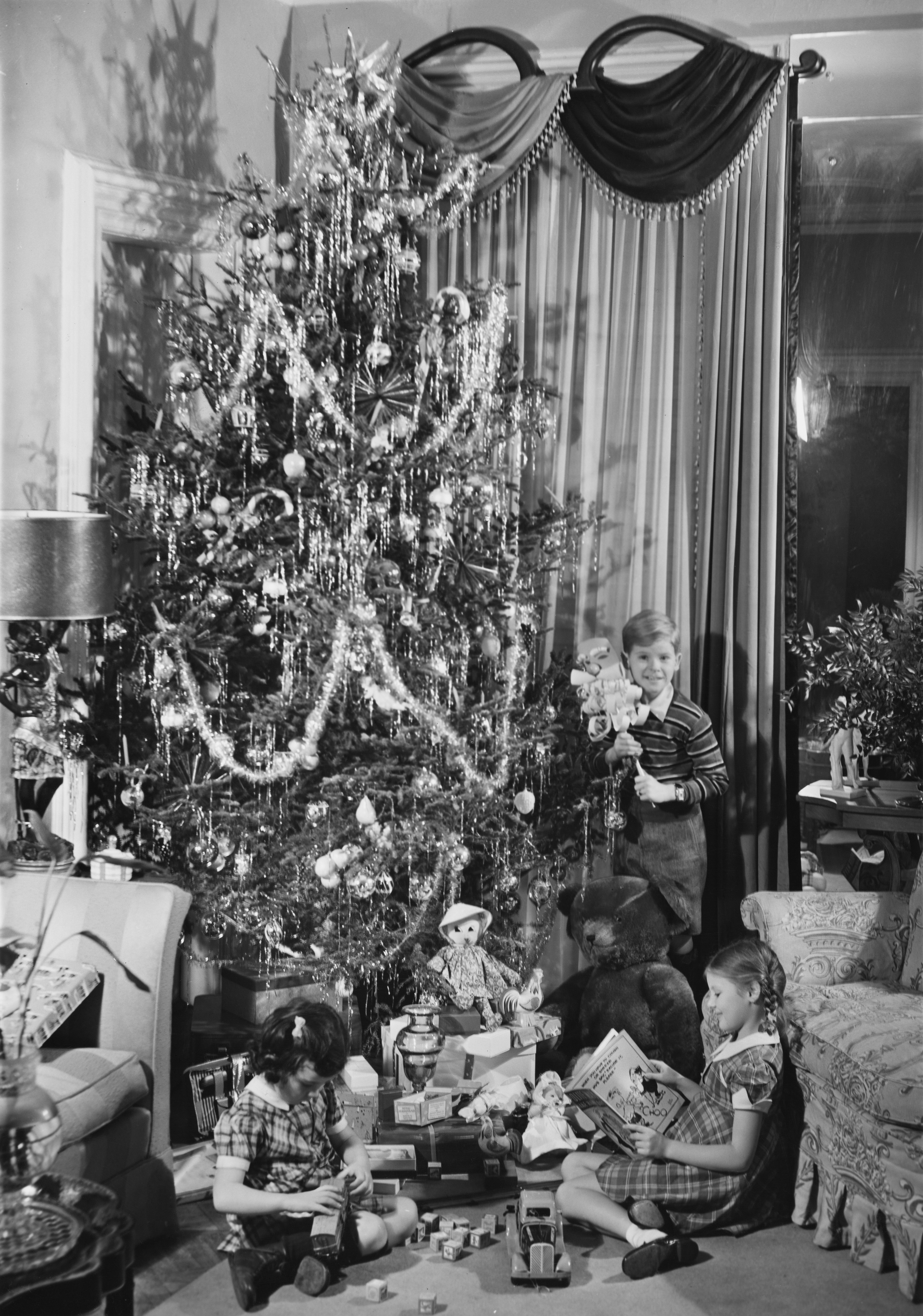 https://hips.hearstapps.com/hmg-prod/images/1940s-christmas-tree-1669656838.jpg