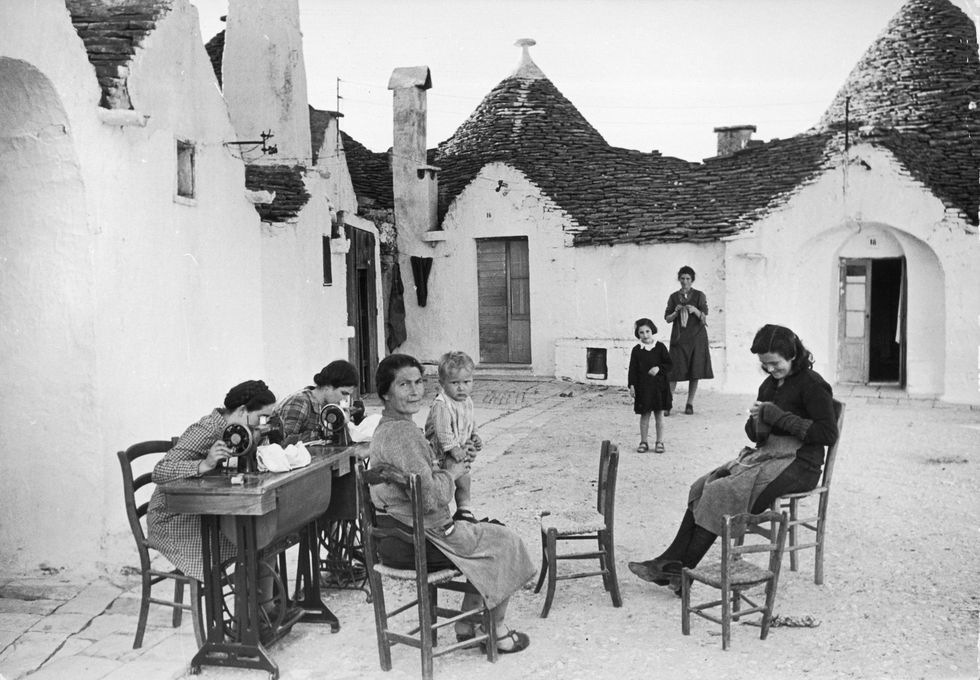 Vrouwen aan het naaien voor hun trullihuizen in 1947