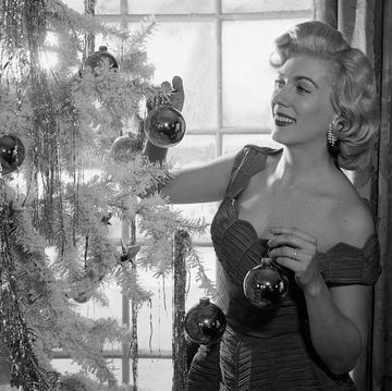 1950s woman decorating