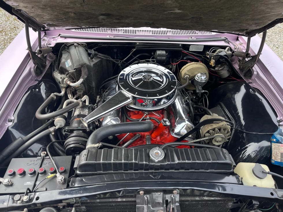 Góc nhìn từ trên xuống của khoang động cơ v8 cổ điển với bộ lọc khí mạ crôm và khối động cơ màu đỏ.