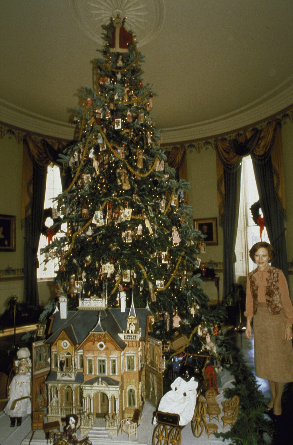 https://hips.hearstapps.com/hmg-prod/images/1978-white-house-christmas-72431989-1511994489.jpg?crop=1xw:1xh;center,top&resize=980:*