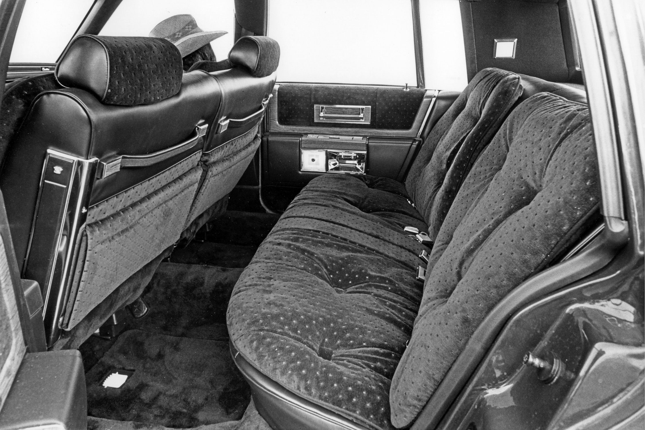 '81 Cadillac Coupe DeVille ダイキャストモデル s-l400.jpg