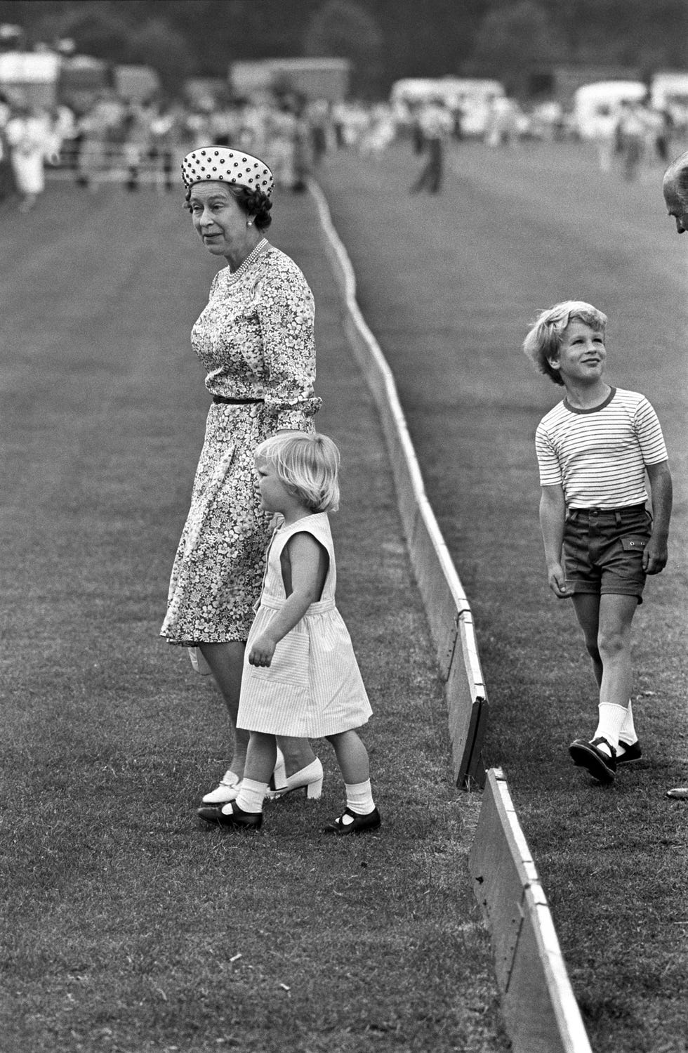 queen elizabeth holding hands with zara phillips 1984