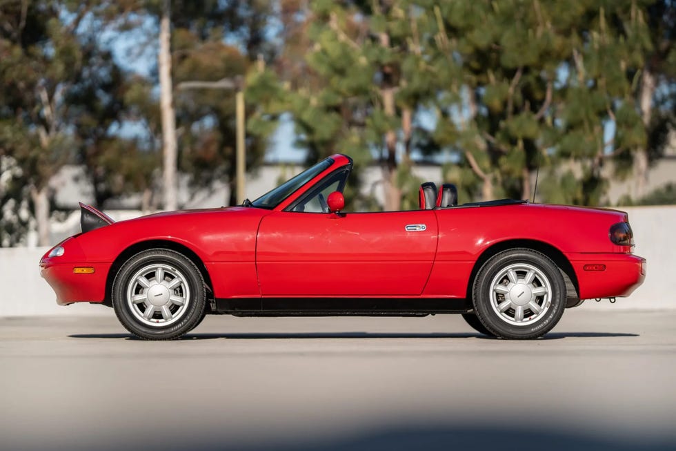 1990 mazda mx5 miata side