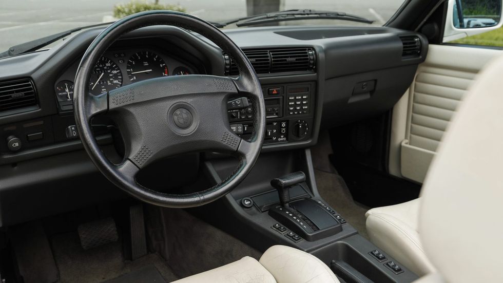 1991 BMW 325i Convertible con paquete interior blanco de apariencia especial y transmisión automática