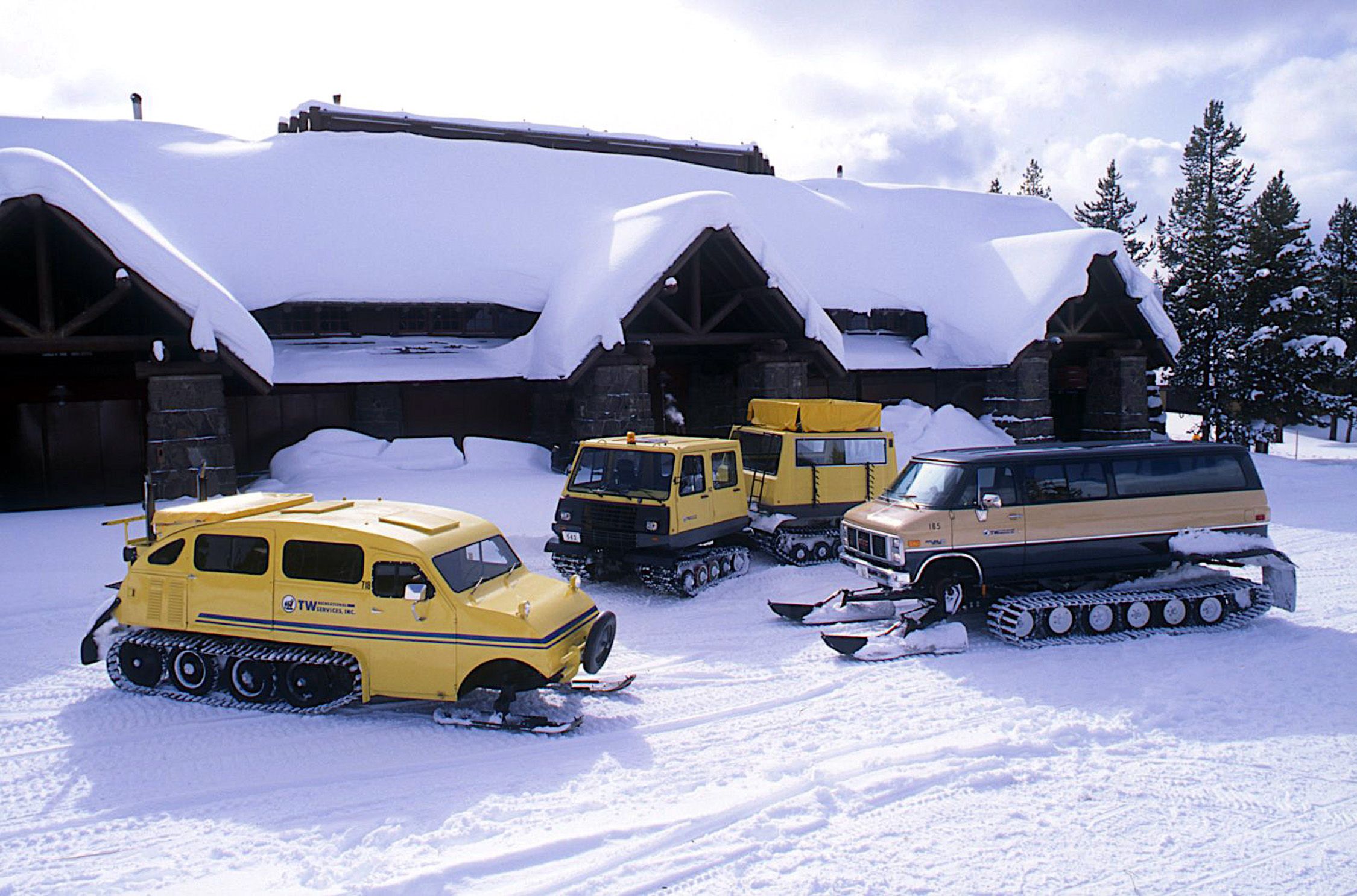 https://hips.hearstapps.com/hmg-prod/images/1994-yellowstone-snow-coaches-103-64fa0191e6c18.jpg