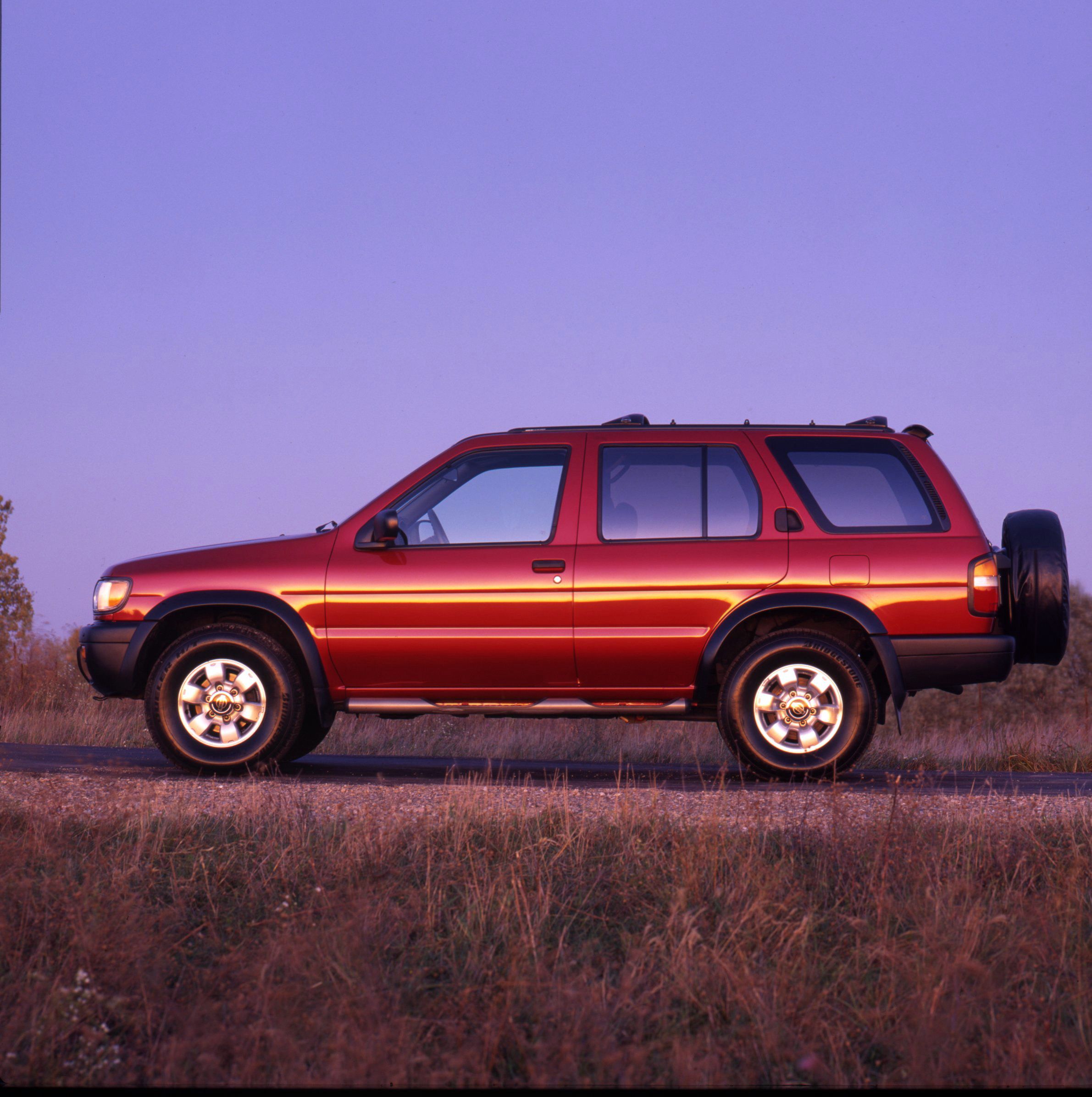 1996 Nissan Pathfinder SE Is High-Riding High Fashion