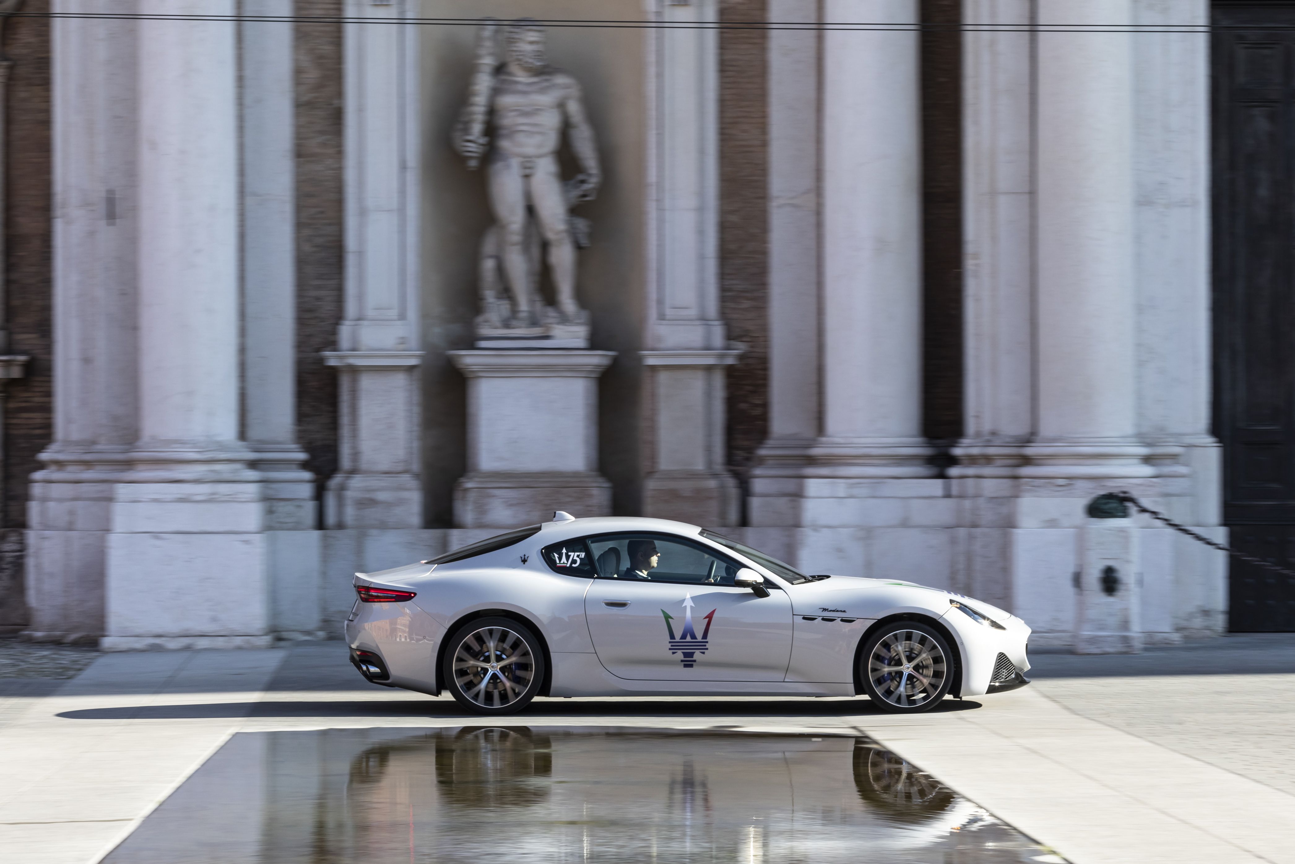 Maserati GRANTURISMO 2020 синий с белым