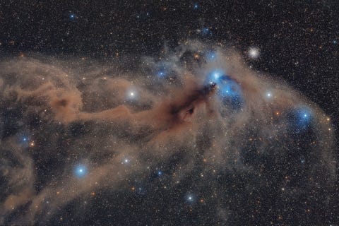 Meerdere nevels en andere objecten zijn zichtbaar in deze foto van het sterrenbeeld Corona Australis die met behulp van een lange belichtingstijd werd gemaakt in Namibi