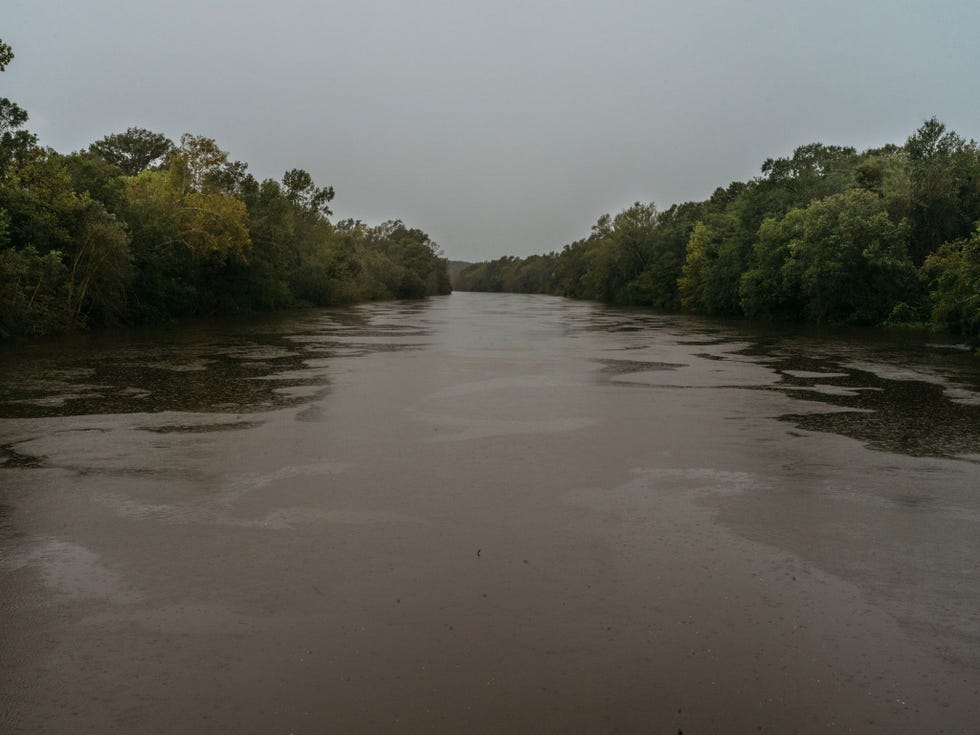 Na dagen van zware regenval door orkaan Florence is de rivier de Neuse buiten zijn oevers getreden en heeft streken in het binnenland van North Carolina onderwater gezet