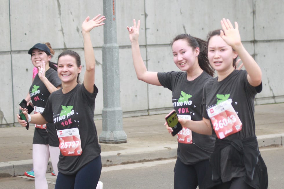 flying pig marathon runners