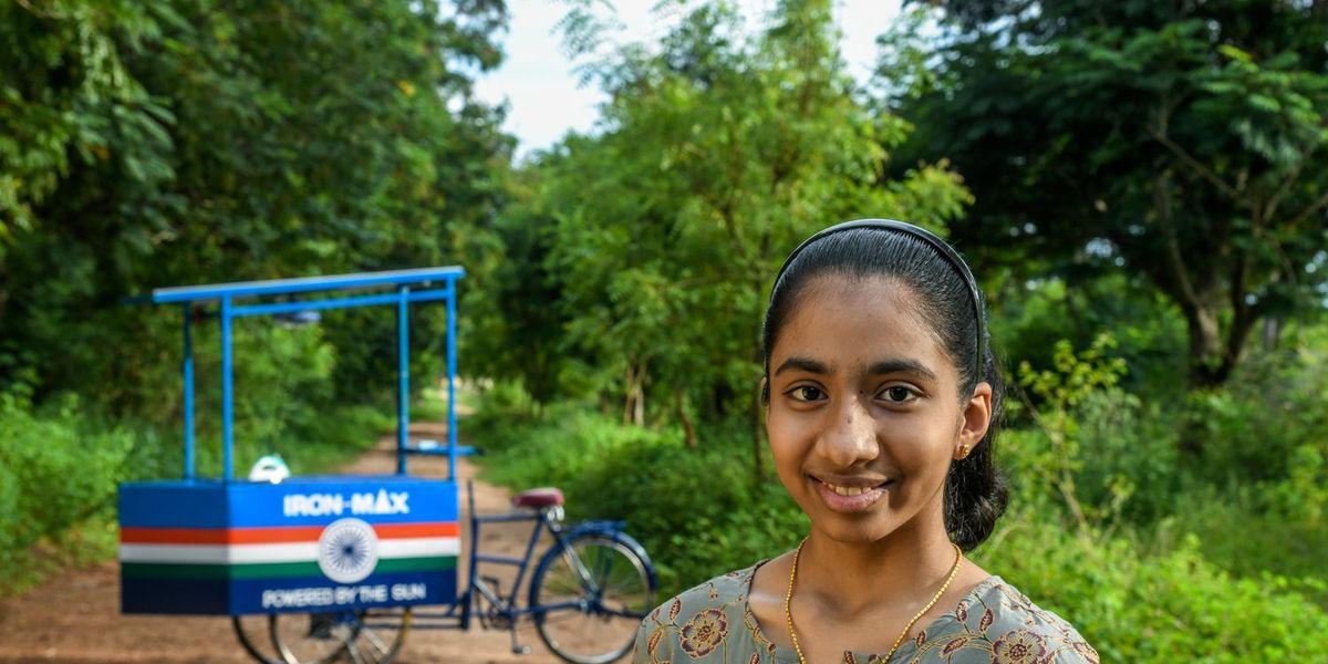 14jaar oude Vinisha Umashankar met haar zonneenergie strijkwagen