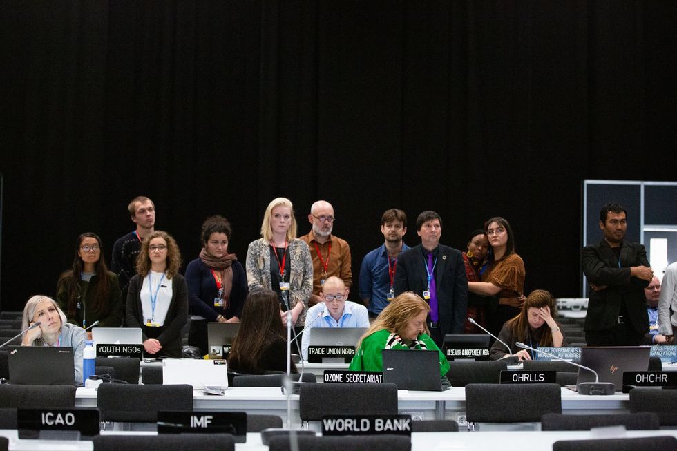 Afgevaardigden kijken naar de afsluitende plenaire vergadering van COP25 in Madrid op 15 december 2019 De conferentie gehost door Chili werd verlengd vanwege langdurige onderhandelingen die uiteindelijk niet werden opgelost
