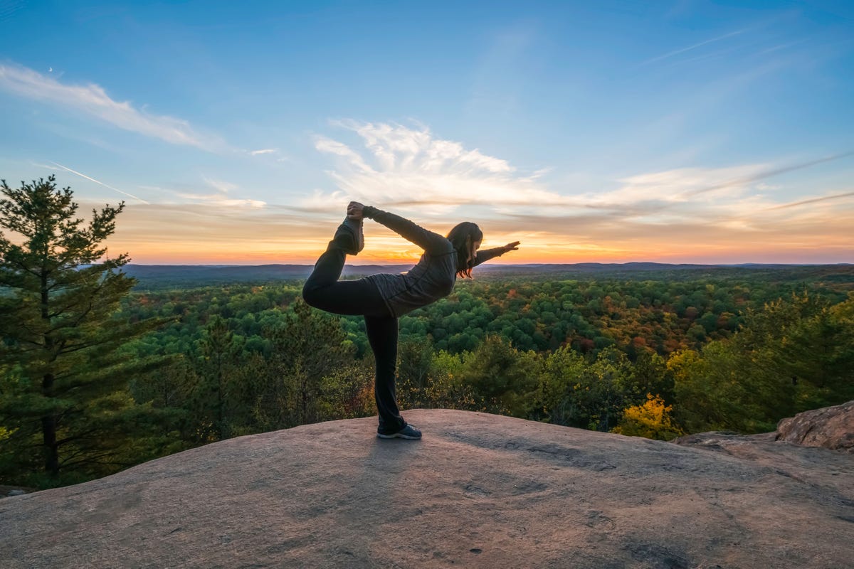 Een vrouw beoefent Pilates in Algonquin Provincial Park Canada