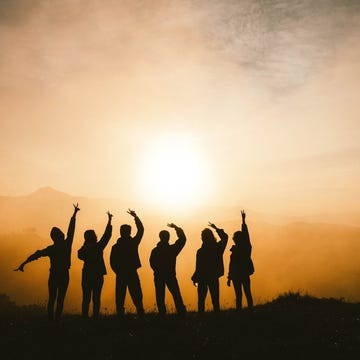 Goede portretfoto’s maken met tegenlicht Afbeelding van een groep mensen met tegenlicht