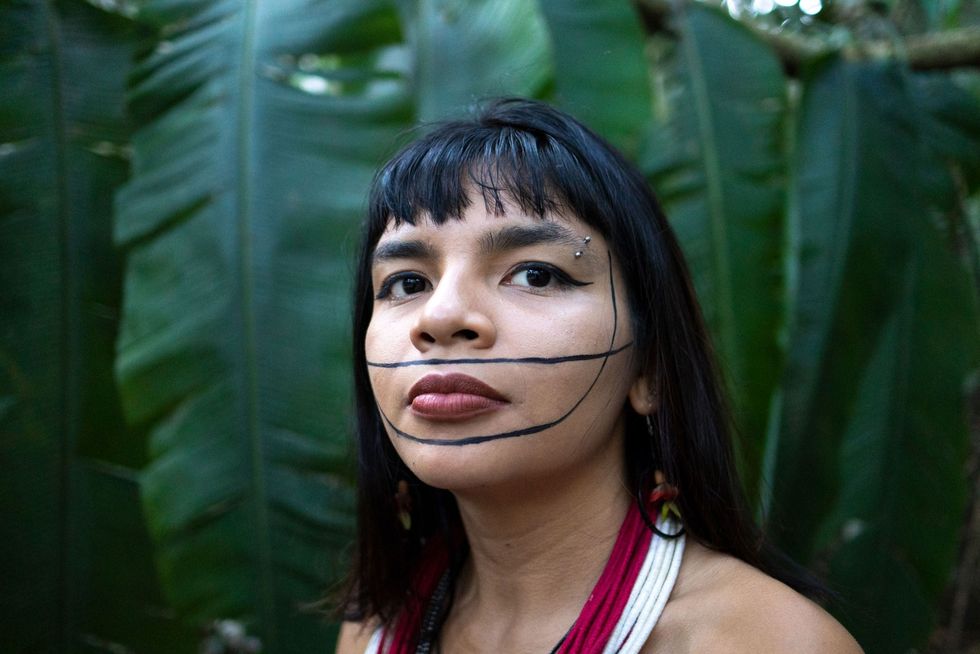 Txai Suru de in Rondnia geboren en getogen activiste voor de rechten van inheemse volken is uitvoerend producent van The Territory Ze is met de dood bedreigd vanwege haar inspanningen om inheems land te beschermen en de ontbossing een halt toe te roepen