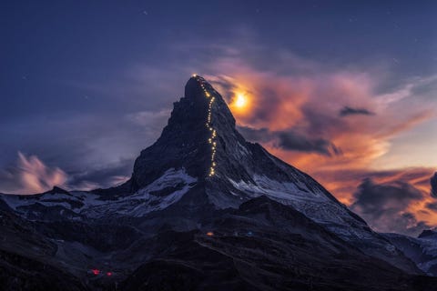 In 2015 werd de Matterhorn verlicht om het 150e jubileum van de eerste bergbeklimming te vieren Vijftig lampen over de Hrnligrat lichtten geleidelijk het pad van de eerste beklimmers in 1865 op Een rode lamp net onder de top van de berg markeert de plaats waar vier alpinisten dodelijk verongelukten