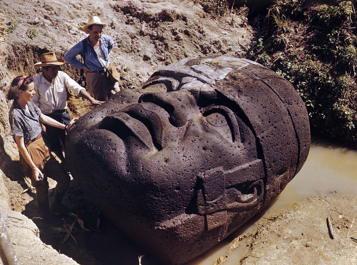 Op deze foto uit 1947 die verscheen in National Geographic Magazine onderzoeken archeologen in La Venta Mexico een kolossaal stenen hoofd van de Olmeken De Olmeekse beschaving de oudste van MiddenAmerika biedt waardevolle inzichten in de ontwikkeling van de rest van dit gebied