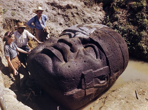 Op deze foto uit 1947 die verscheen in National Geographic Magazine onderzoeken archeologen in La Venta Mexico een kolossaal stenen hoofd van de Olmeken De Olmeekse beschaving de oudste van MiddenAmerika biedt waardevolle inzichten in de ontwikkeling van de rest van dit gebied