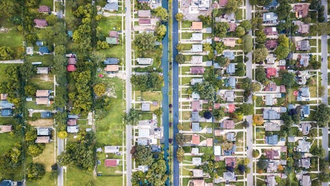 Een kanaal scheidt de wijk Jefferson Chalmers in Detroit van de naburige wijk Grosse Pointe Park