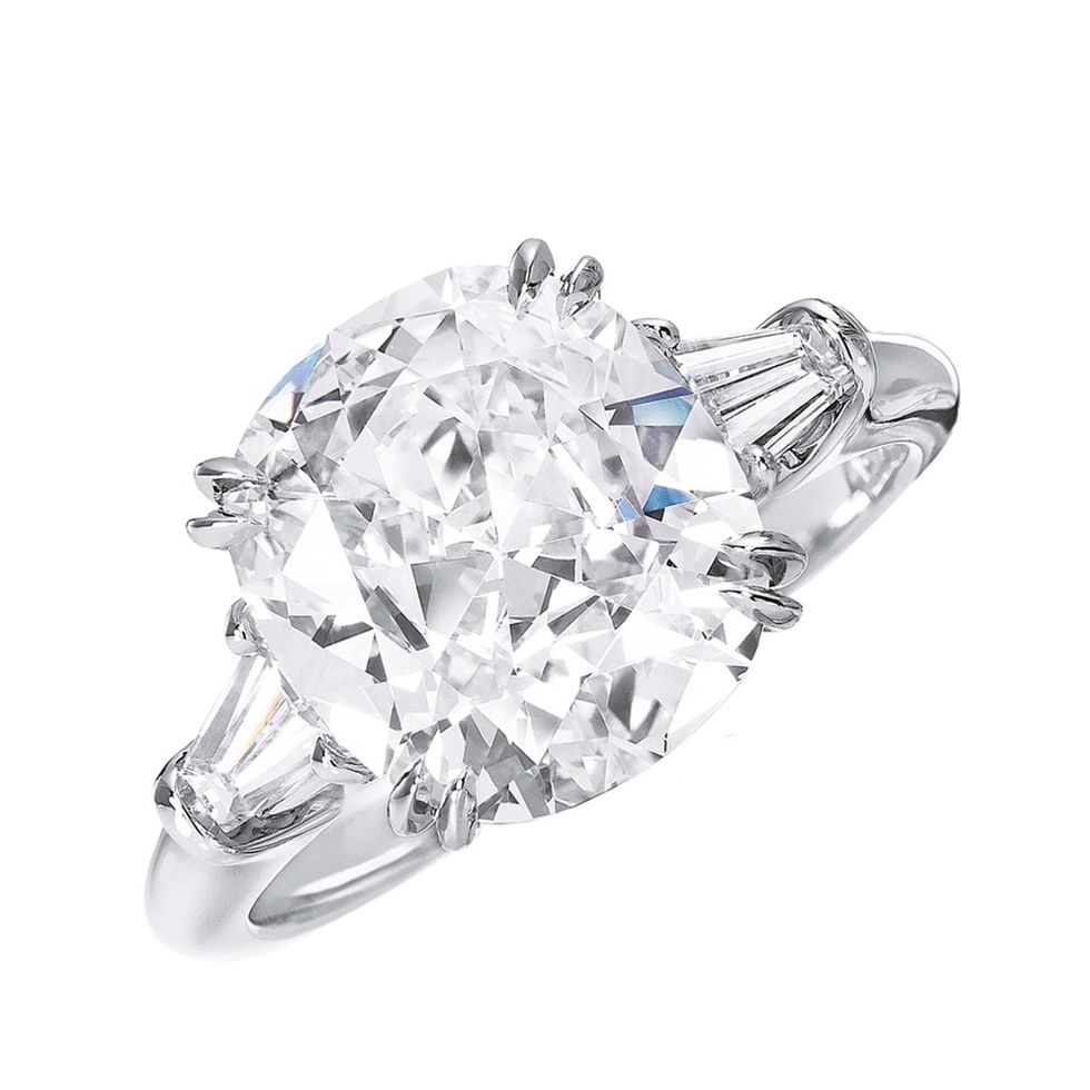 Classic Winston™系列訂婚戒指，枕型切工鑽石搭配長錐形切工邊鑽，可提供由1.00克拉以上中央主鑽，HARRY WINSTON，價格電洽